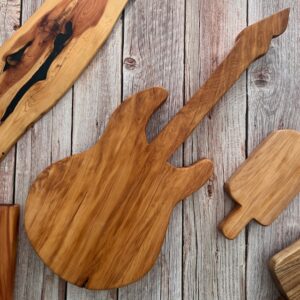 tabla de madera artesana para presentación de alimentos en madera de enebro con forma de guitarra