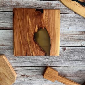 tabla de madera artesana para presentación de alimentos en enebro rellena de resina epoxi dorada