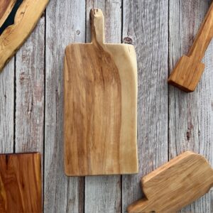 tabla de madera artesana para presentación de alimentos en enebro con asa