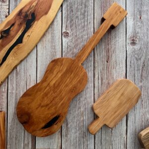 tabla de madera artesana para presentación de alimentos en enebro con forma de guitarra española