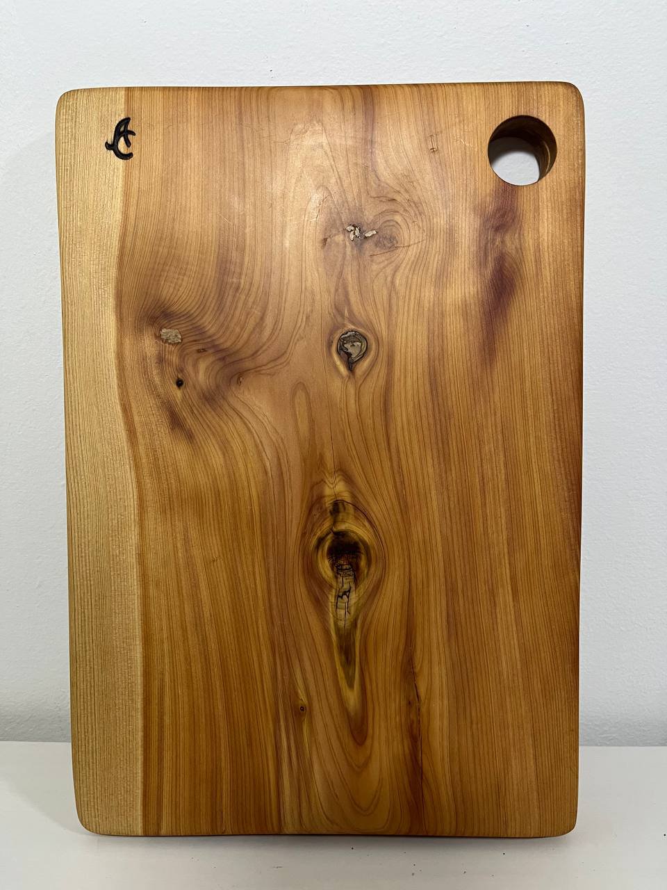 tabla de madera de enebro artesana para presentación de alimentos