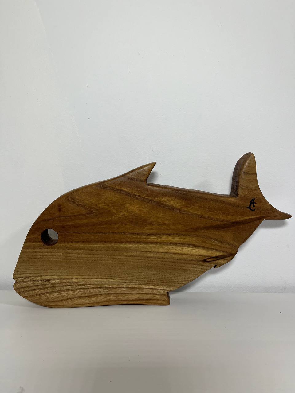 tabla de madera artesana para presentación de alimentos en álamo negro con forma de pez