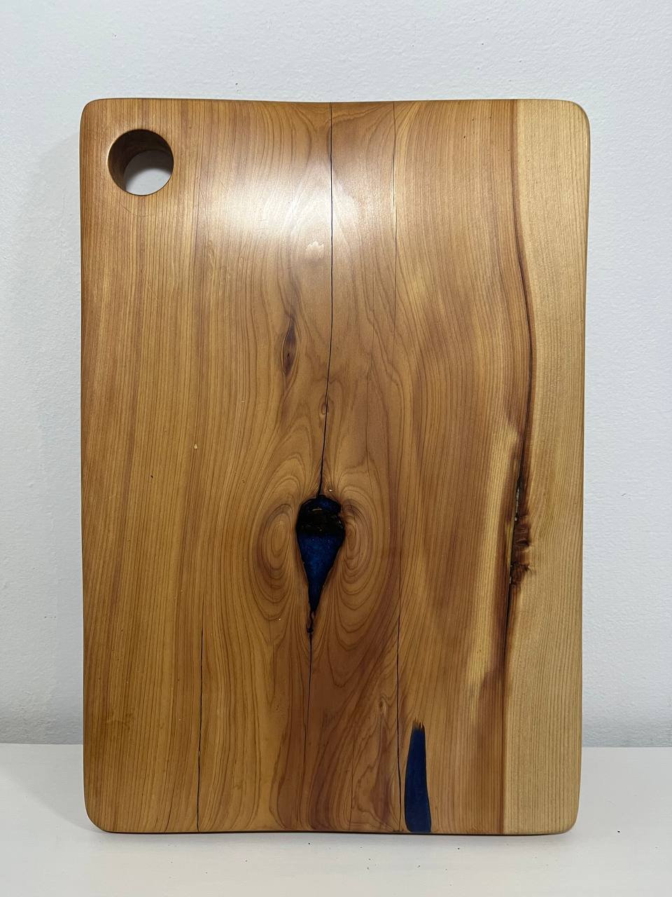 tabla de madera de enebro artesana para presentación de alimentos